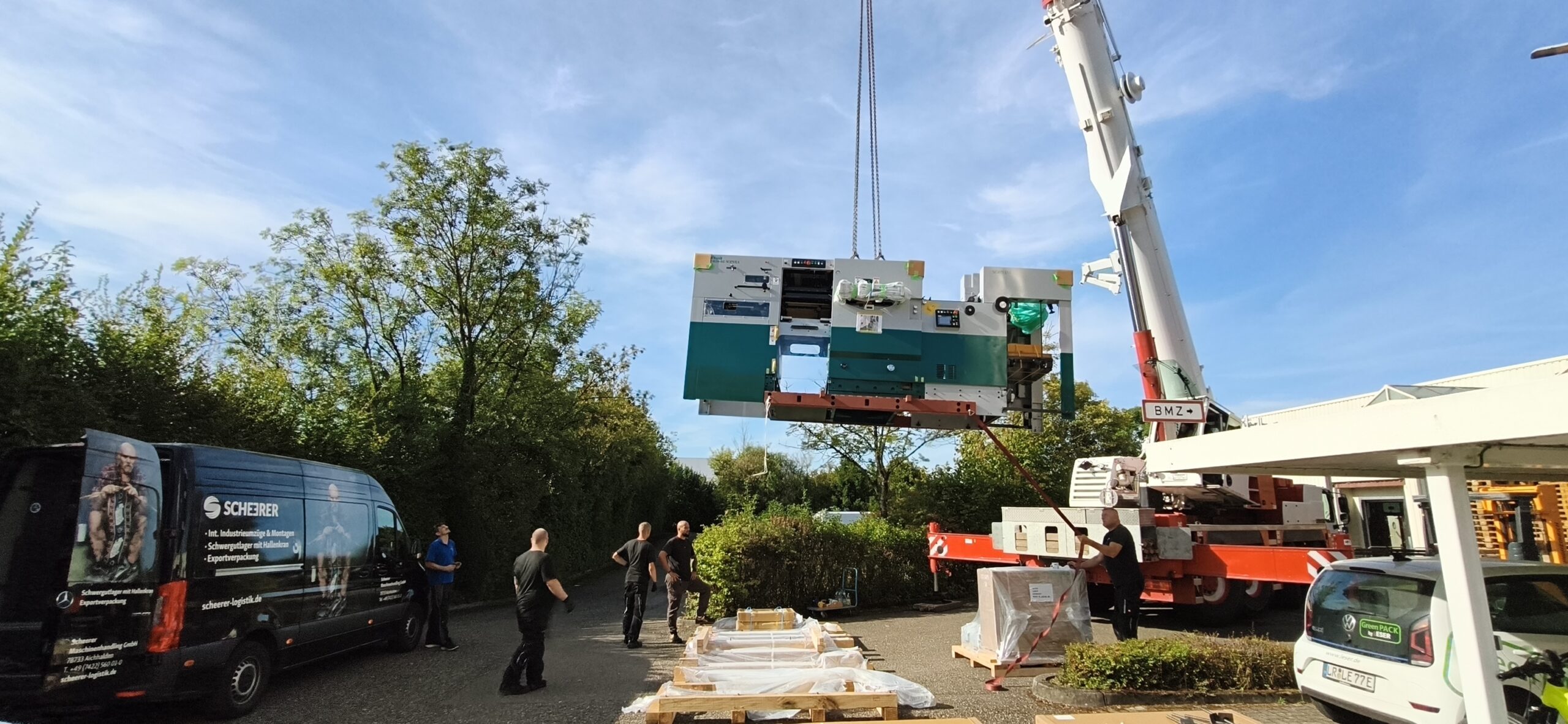 Bild des Monats September 2026 Maschinenhandling von Scheerer Logistik bei einer Einbringung vor Ort beim Kunden.
